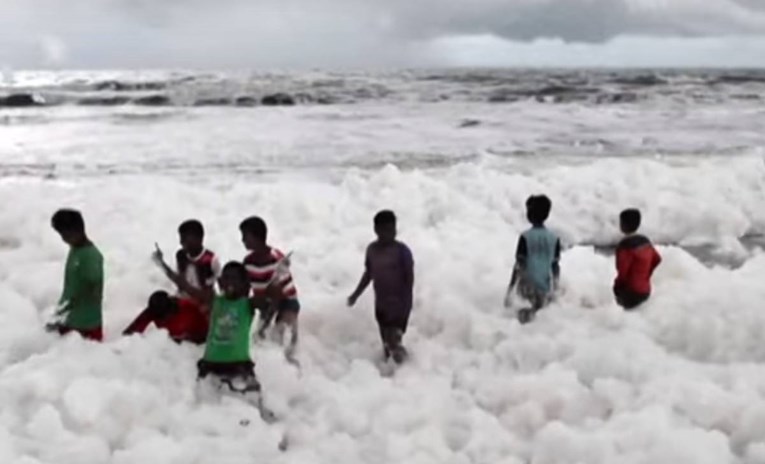 Opasna bijela pjena preplavila poznatu plažu u Indiji, djeca se u njoj igraju